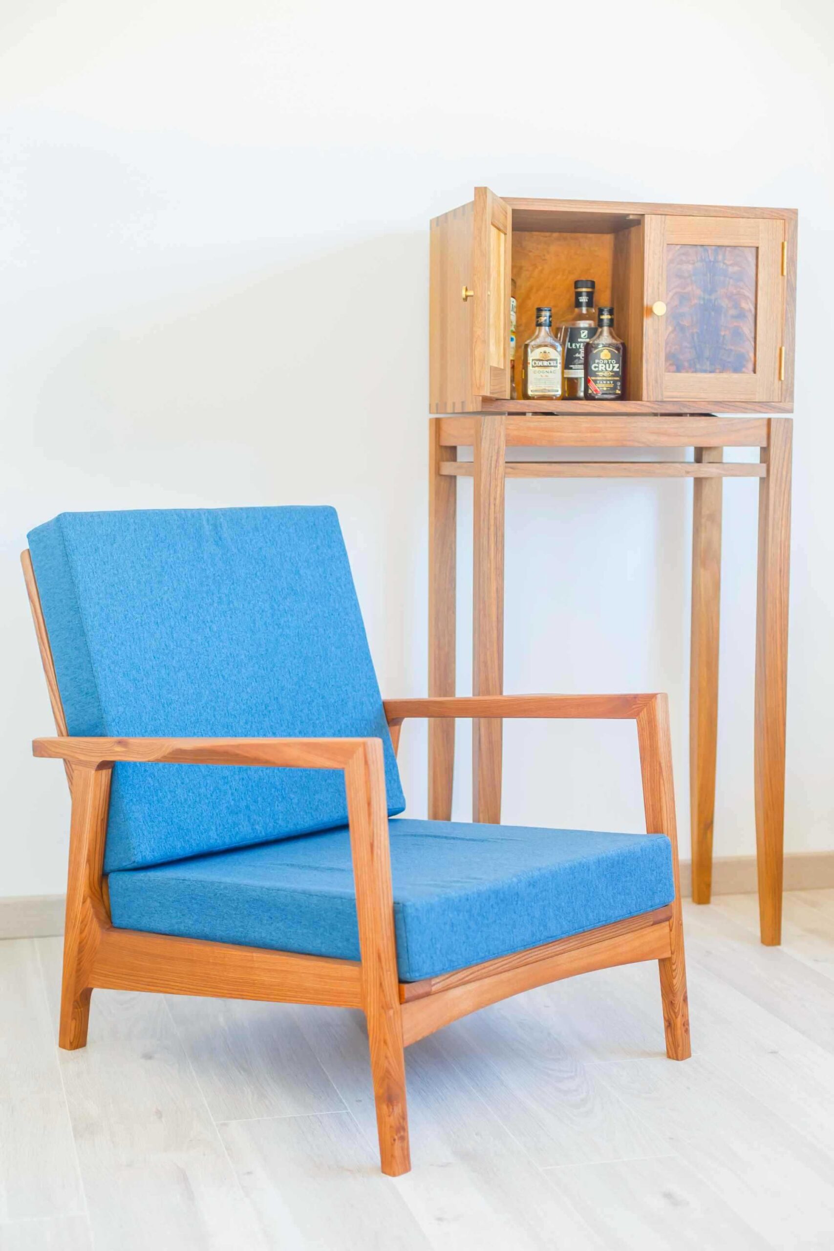 fauteuil bois massif orme sur mesure avec cabinet à alcool en noyer